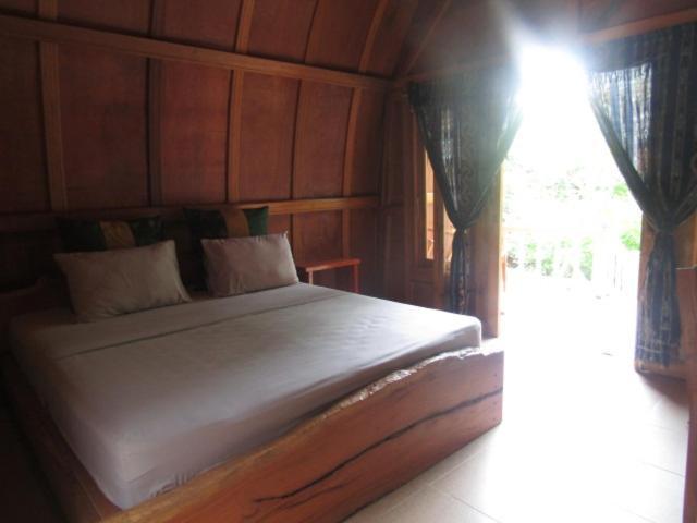 Bale Jukung Bed & Breakfast Tanjung  Exterior photo